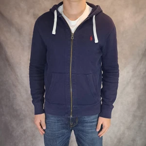 Marinblå Ralph Lauren Zip Hoodie - Stl S - | Mycket bra skick: 8,5/10 | Stl S | Modellen på bilden är 175cm lång, rekommenderar att vara ca 165-175cm lång för att sitta fint! 