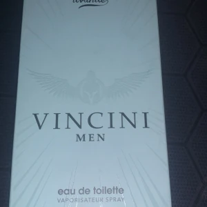 Vincini Men Eau de Toilette - Fräsch eau de toilette för män med vegan formula. Producerad och utvecklad i Nederländerna. Snygg, stilren flaska som passar dig som vill ha något enkelt och modernt.