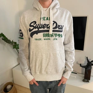 Grå hoodie från Superdry  - Modell är 187cm, skriv vid funderingar🤗