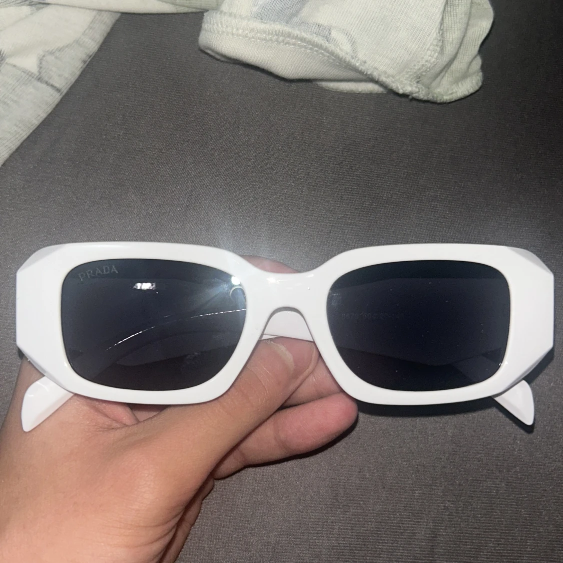 Vita rektangulära solglasögon från Prada - 1