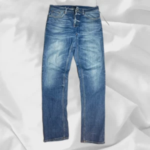 Nudie Jeans - Extremt feta nudie jeans med sjuk wash samt honeycomb bildning! Storlek W33, L34! Modell Steady Eddie. Ytterbenslängd = 116cm, midjemått = 46,5cm! – enkel att matcha och skön att bära. Ett stilrent val, noggrant utvalt med omsorg av AM Clothing.  📩 Frågor? Hör gärna av dig! 📲 Följ oss här på Plick för fler uppdateringar. ♻️ Tack för att du handlar mer hållbart med AM Clothing!