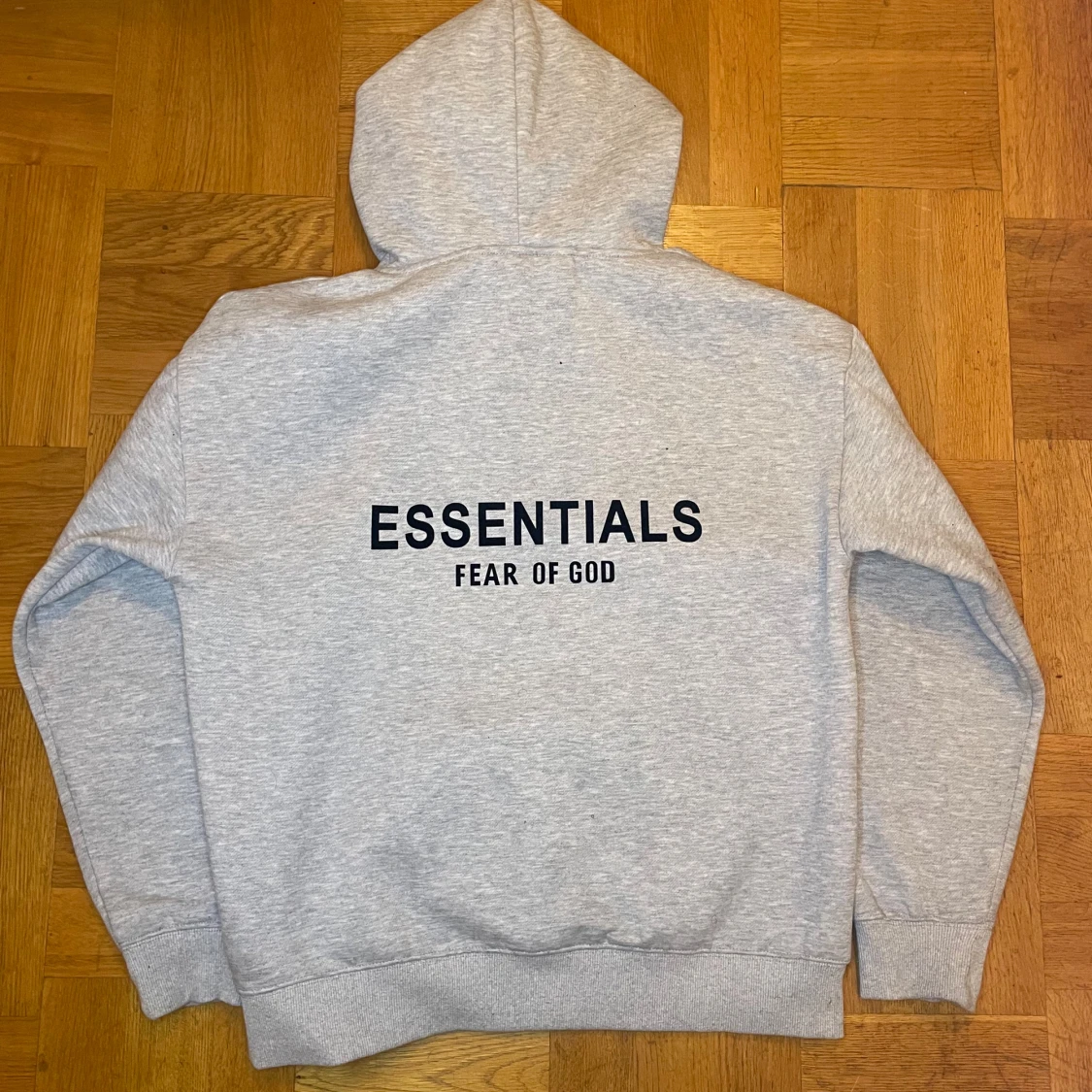 Grå Essentials Fear of God hoodie  - 1