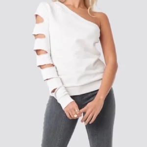 Vit oneshoulder tröja med cutouts - Säljer en vit/beige oneshoulder tröja med lång ärm och coola håldetaljer längs hela ärmen. Storlek M men passar även S från AFJ x NA-KD. Materialet är bomull.