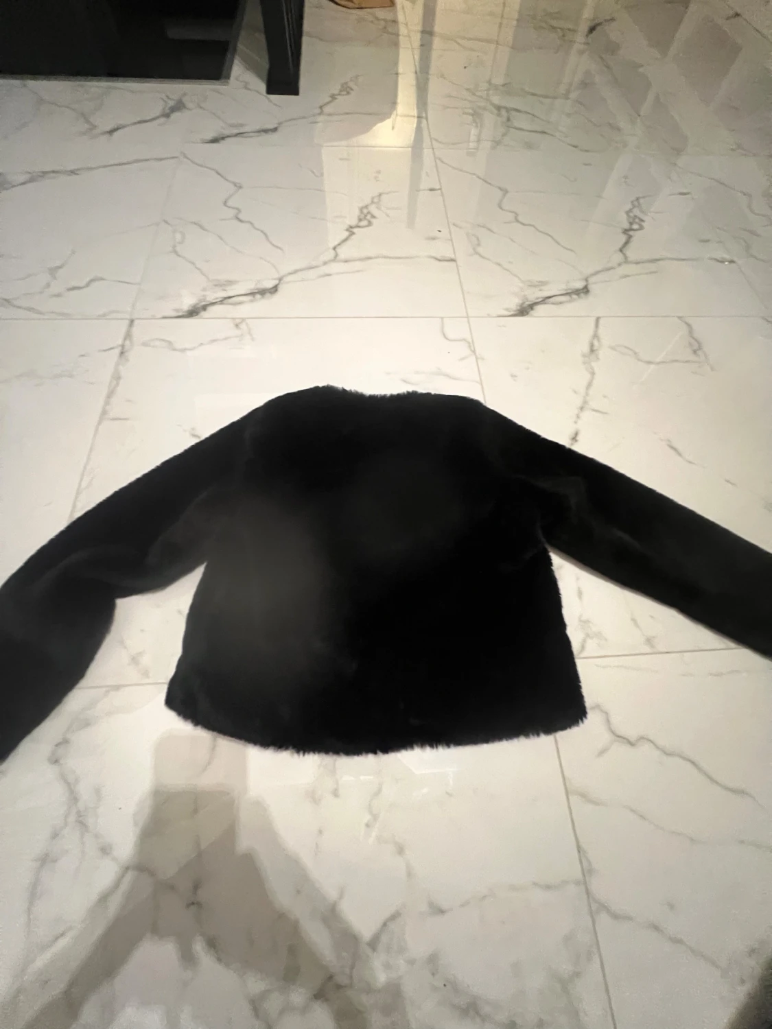 Svart fin pälsjacka med rund hals - 2