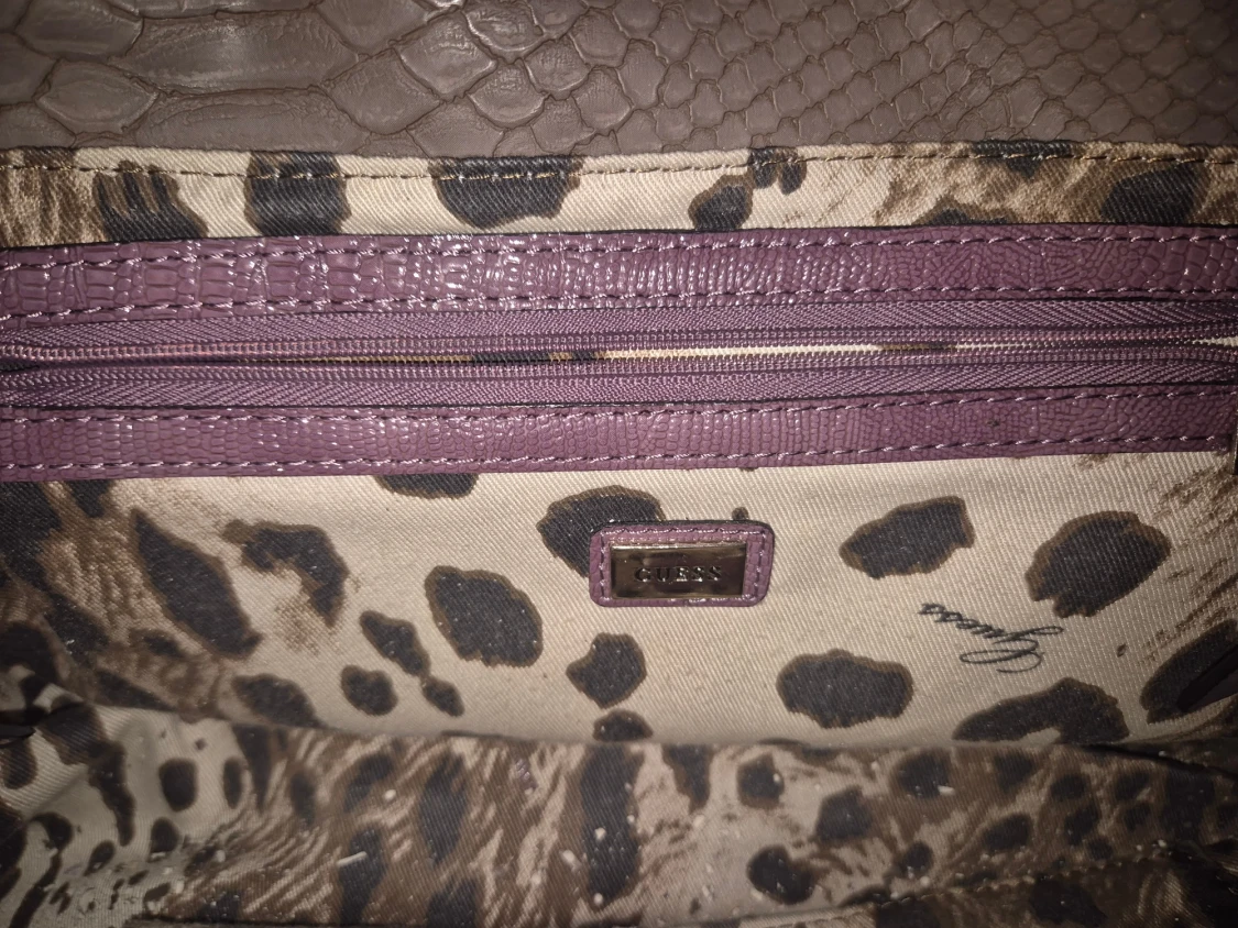 Guess handväska i grått med lila detaljer - 5