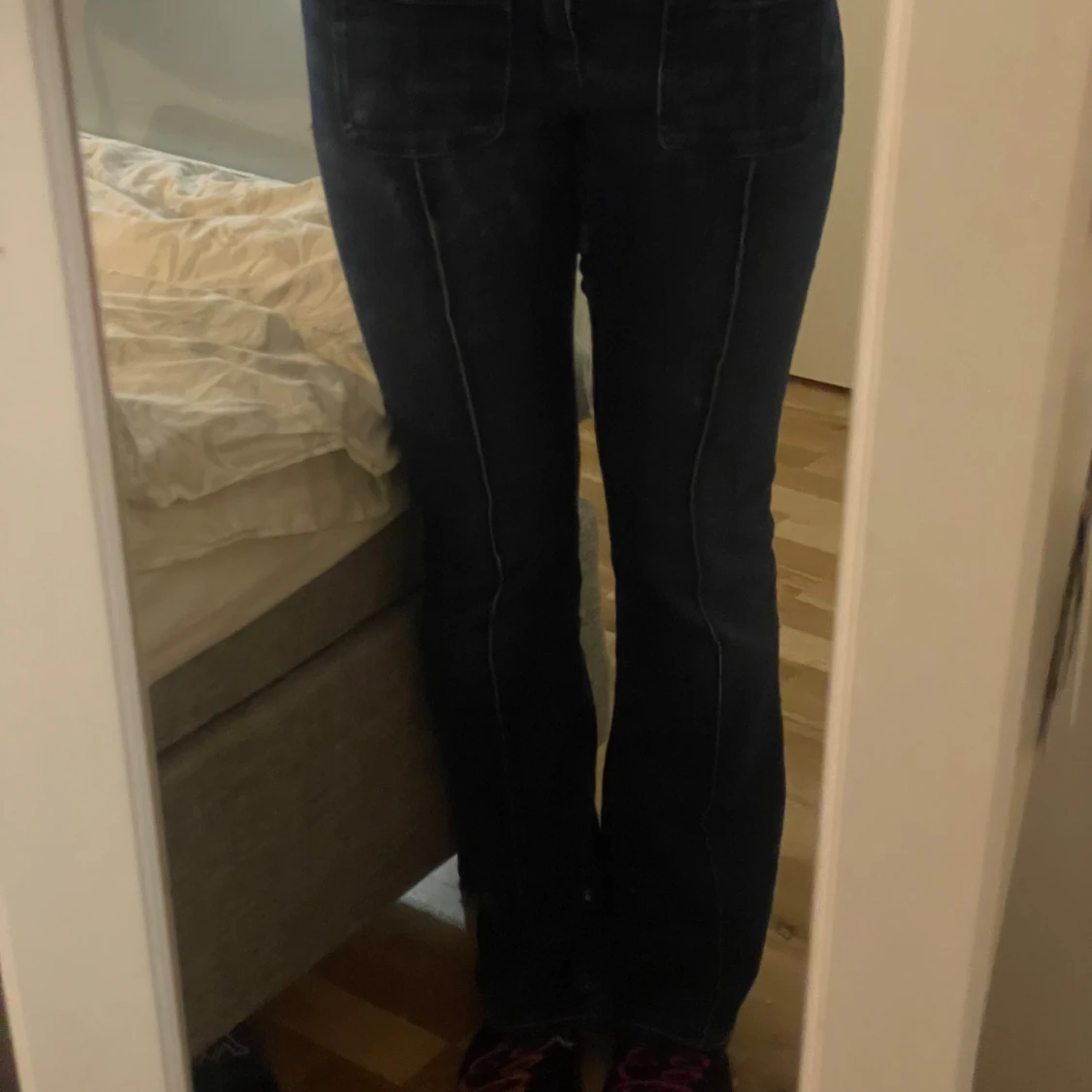 Mörkblå bootcut jeans med fickor - 1