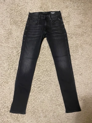 Replay Anbass Hyperflex svarta jeans - Replay anbass svarta. I dunder skick har då har använt få få gånger. Storlek 28/32 