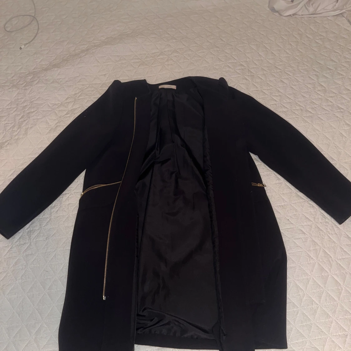 Svart rock från H&M med gulddetaljer - 1