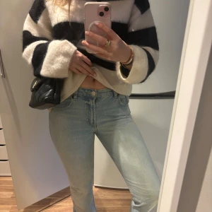 Ljusblå bootcut jeans från Zara - Säljer ett par ljusblå jeans från Zara med bootcut passform. Jeansen har klassisk femficksdesign, låg midja och är tillverkade i mjukt denim. Perfekta för dig som gillar en avslappnad men trendig look.