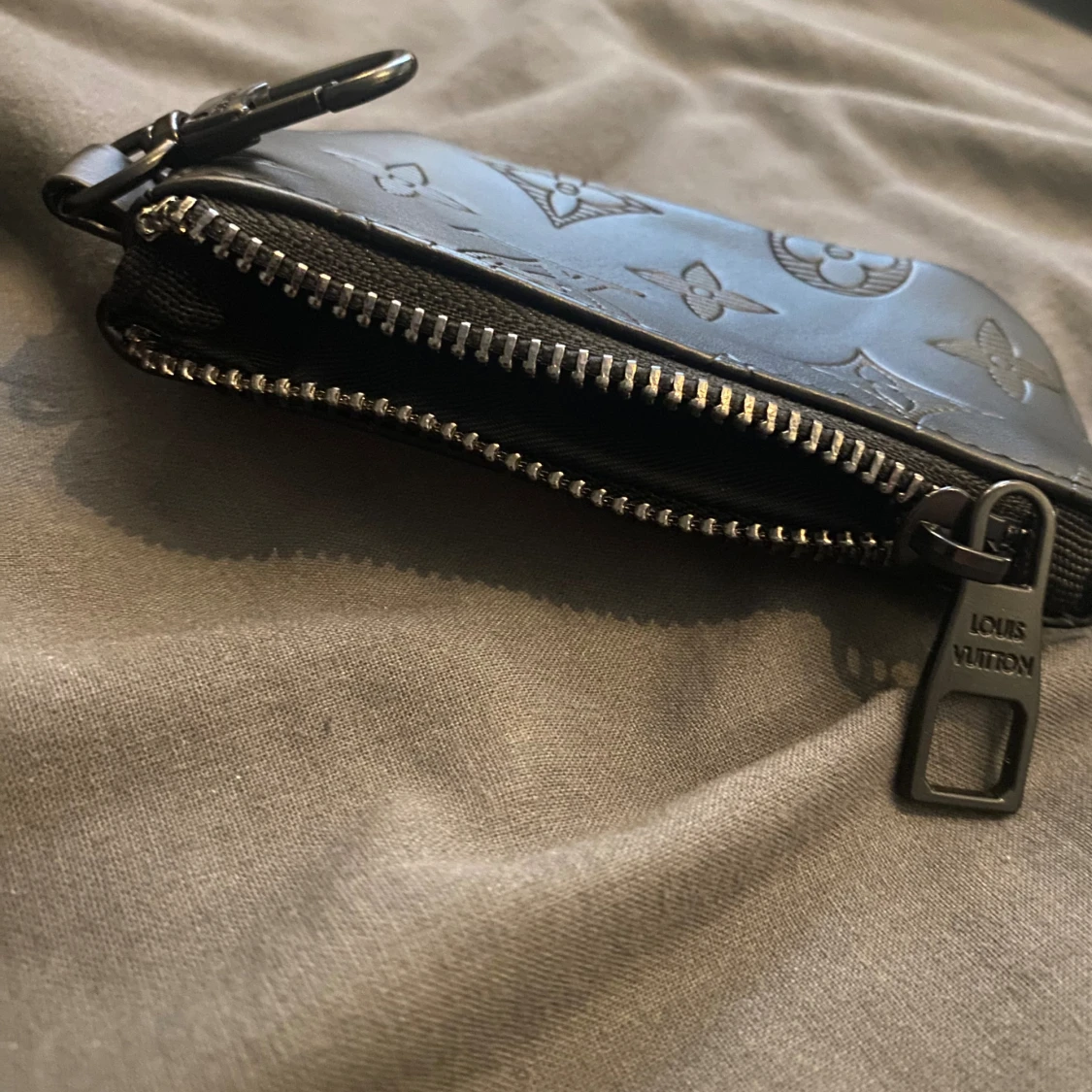 Svart axelväska L V i skinn - 2