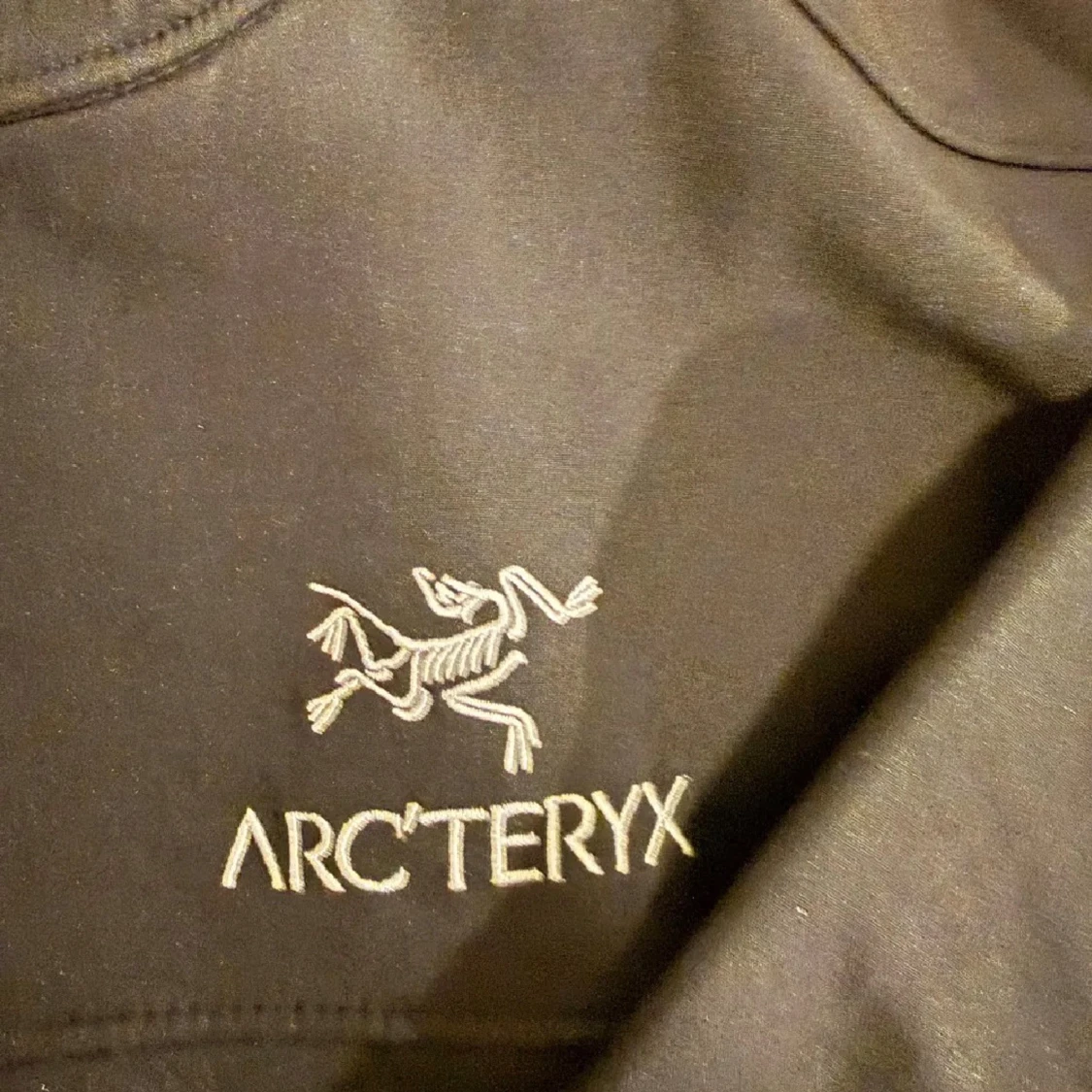 Svart vindjacka från Arc'teryx