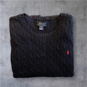 Kabelstickad Ralph lauren tröja - Tja, säljer nu denna riktigt feta kabelstickade ralph lauren tröjan! Storleken är (18-20) sitter som S-M i man storlek! Hör av er vid minsta lilla fundering🙌🤩 Priset är inte hugget i sten😇