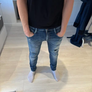 Replay anbass hyperflex - Säljer replay jeans med feta slitningar. Inga defekter eller liknande. Skriv vid frågor🙌. Billigare vid snabb affär!