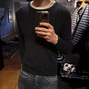 J Lindberg kofta/cardigan - Tvär snygg stickad kofta från J Lindberg i storlek M!, skulle nog säga att den sitter som en S på mig. Vid funderingar hör av dig!!🙌🤩🍁