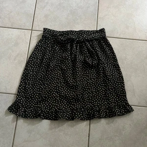 Prickig kjol - Prickig lågmidjad kjol från Nakd, storlek 34. Knyte i midjan och resår baktill💗