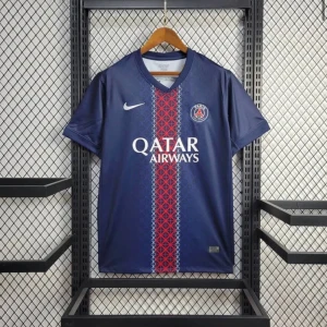 PSG blå fotbollströja Nike - Snygg PSG fotbollströja från Nike i marinblått med röd och vit randig detalj på framsidan. Tröjan har korta ärmar, V-ringning och Qatar Airways tryck. Materialet är lätt och andas, perfekt för match eller träning.