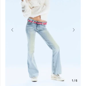 Cheap Monday ljusblå bootcut jeans - Snygga ljusblå jeans från Cheap Monday med bootcut passform och klassisk femficksdesign. Jeansen har en låg midja och är tillverkade i mjukt denim med slitningar framtill. Dom är knappt använda. De är i stl 31 och längd 32. Passar bra för mig som är 172 lång 