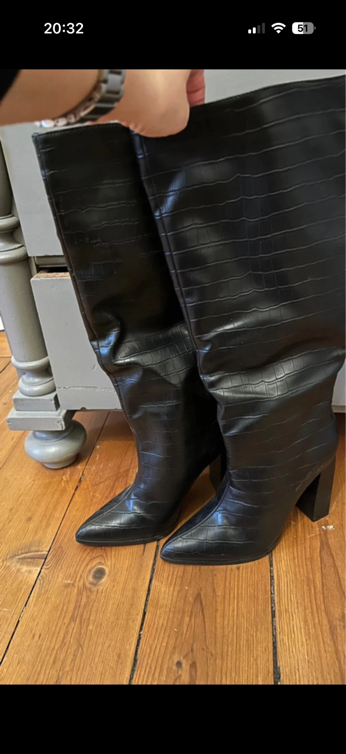 Svarta höga stövlar med klack