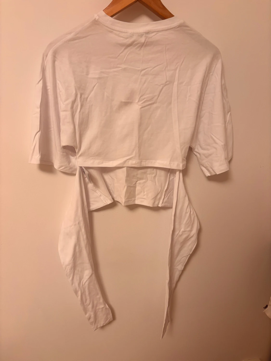 Vit croppad topp med rosett  - 5