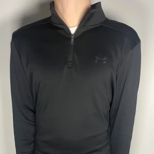 Under Armour halfzip - Säljer en riktigt snygg och trendig under armour halfzip i fint skick, storlek M, vid frågor är det bara att skriva //Gramenti