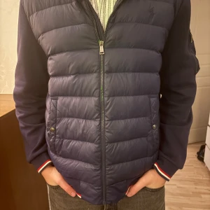 Mörkblå cardigan från Polo Ralph Lauren - Säljer min polo Ralph Lauren för att den inte passar mig. Den är endast använd i några veckor. Den är nyskick. Priset är inte hugget i sten! Den är L men passar M