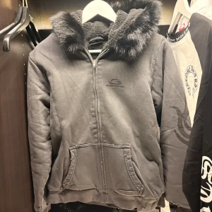 Balenciaga tribal hoodie svart med päls - !OBS! M PASSAR ÄNDAST S/XS. Svart balenciaga tribal hoodie,använd en gång. Väldigt varm och mysig perfekt för lite kallare dagar när man inte kan ha vanlig hoodie. Överallt bra skick