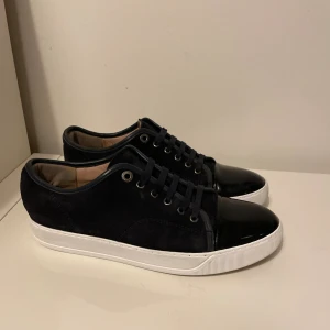 Mörkblå Lanvin Cap toe  - Säljer nu dessa Mörkblå Lanvin Cap toe i uk 7 som motsvarar 41-42, skorna är i fint skick och är uppfixade med whitnercream så att dem ska se extra fräscha ut, skriv för fler bilder/frågor🙌🏼