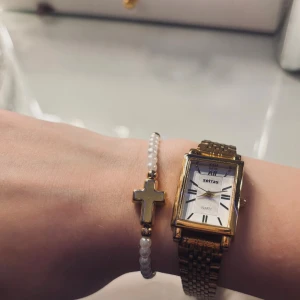 Korsarmband med pärlor och guld detaljer🤍 - Jätte gulligt, egengjort armband med ett guldigt kors🤍 Man får även med ett gratis armband på köpet💓