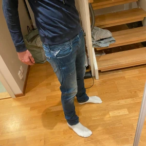 Replay hyperflex W29 - Säljer dessa riktigt snygga Replay hyperflex jeansen som är i stretchigt matrial. Storleken är W29 och L32 och det är slim fit. Dem är i mycket bra skick, hör av er vid frågor.