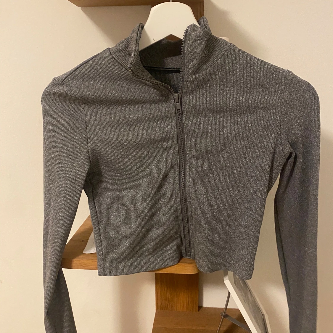 Grå croppad zip-kofta från SHEIN