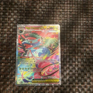 Mega Venusaur EX - Mega Venusaur EX är ett glittrande och färgstarkt Pokémon-samlarobjekt med coola attacker som Solar Transfer och Jungle Dump. Perfekt för dig som älskar Pokémon och vill ha en unik och kraftfull kort i din samling. Passar både samlare och spelare som vill sticka ut!