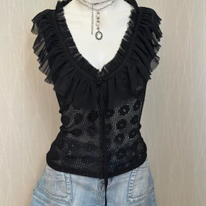 Svart blommig spetsblus med volang - Svart blommig spetsblus med volang