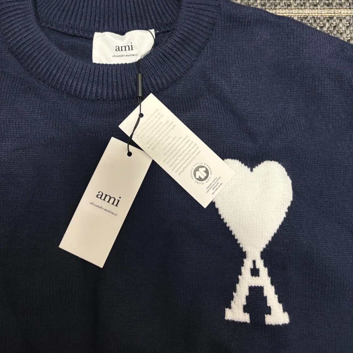Marinblå stickad tröja från Ami - 1