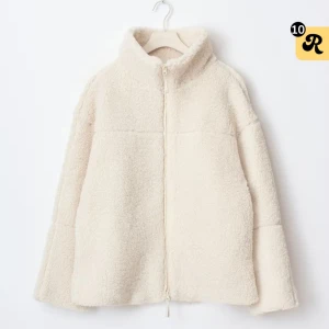 Vit/beige teddyjacka  - Mysig vit teddyjacka med hög krage och hel dragkedja framtill. Den är aldrig använd men har ingen lapp kvar.