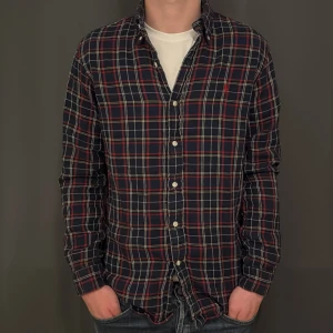 Ralph Lauren Skjorta - - Condition: 9/10 - Color: Black/Red - Size: S - Retail price: 1749 SEK