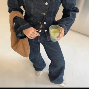 Mörkblå  jeans   - Säljer ett par mörkblå jeans med breda ben och låg midja. 