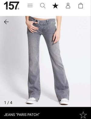 Grå low waist bootcut jeans Paris Patch - Snygga grå jeans från Lager 157 med bootcut passform och låg midja. Köpte för 400kr. Storlek Xxs full lenght. Använda fåtal gånger💕
