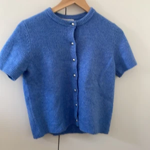 Primark - En jättefin Primark tröja i 2XS tycker det är XS bara men passar fint är en kofta 