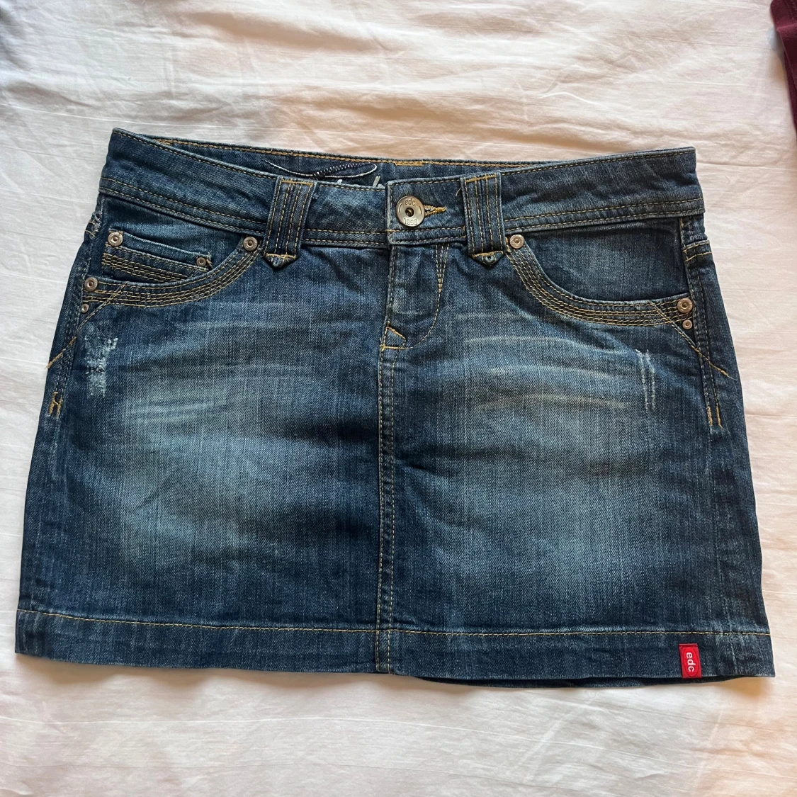 Lågmidjad jeanskjol