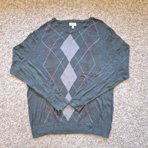 Grön stickad tröja från Croft & Barrow - Snygg grön stickad tröja från Croft & Barrow i storlek L men skulle säga den passar mer som M. 55% bomull, 25% nylon. Använd fåtal gånger och inga defekter finns på tröjan. Den har lite creasningar då den har legat i mitt garderob länge, men det går bort enkelt med lite strykning. Skick: 7/10