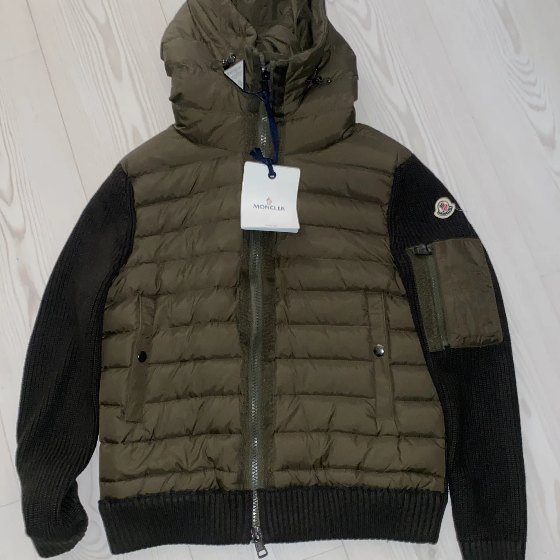 Olivgrön Moncler dunjacka med stickade ärmar