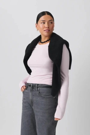 Soft touch tröja från Gina Tricot - Ljusrosa tröja från Gina Tricot i mjuk bomull. Enkel och clean design med rund hals och normal passform. Perfekt att styla med jeans eller under en väst. Köpte den i maj men den har bara legat i min garderob, aldrig använd. Bara testad!💗