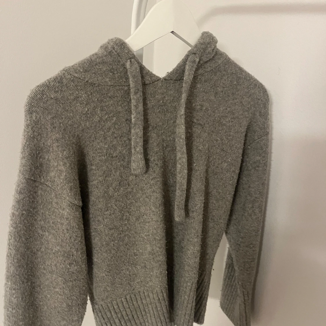 Grå stickad hoodie från Zara - 1