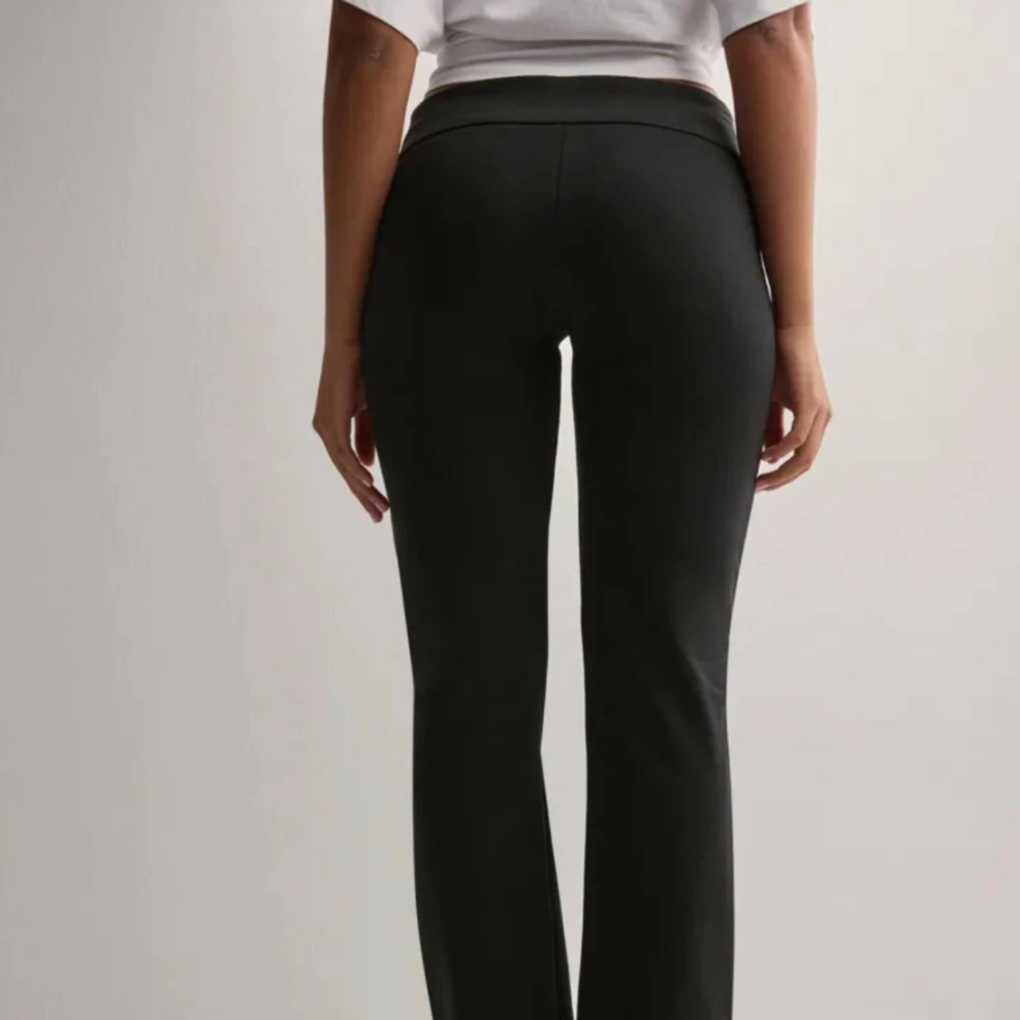 Svarta bootcut byxor med låg midja - 1