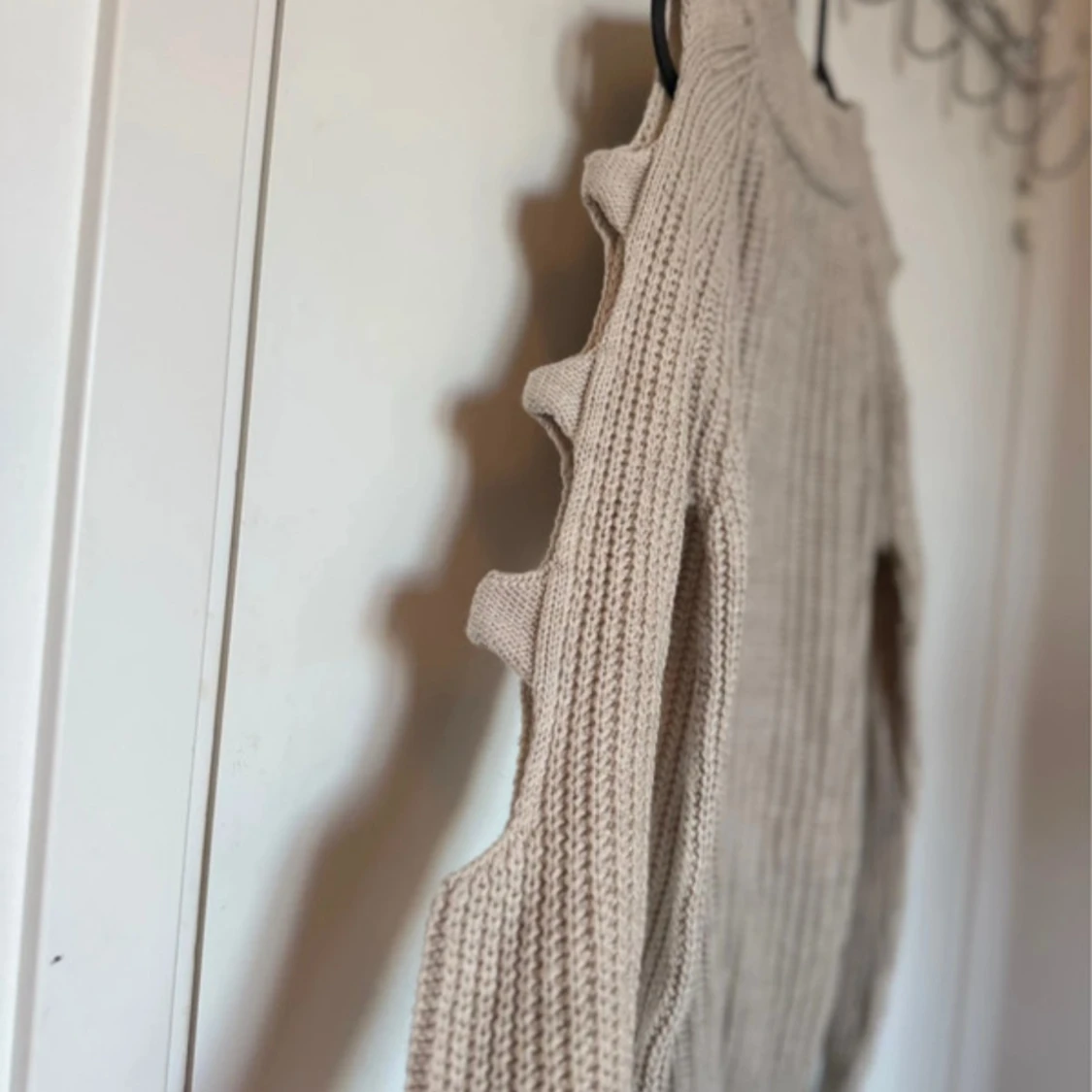 Beige stickad tröja med coola detaljer - 1