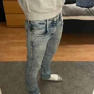 Replay Anbass - Replay anbass jeans w28 l32 skick 9/10 nästan helt nya. Mått längd 105cm, midja 39cm, innelår 80cm. Pris kan diskuteras meddela mig vid frågor eller funderingar.