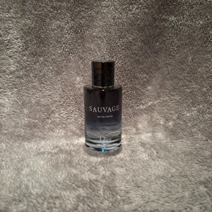 Dior Sauvage Eau de Parfum - Stilren och populär parfym från Dior. Sauvage Eau de Parfum ger ett exklusivt intryck och är ett självklart val för dig som vill sticka ut. Perfekt för dig som gillar trendiga dofter och snygg design.