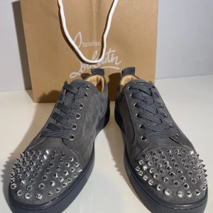 Grå Christian Louboutin sneakers med nitar - Skriv pm innan köp!                                                                                         Snygga grå sneakers från Christian Louboutin i storlek 45. Aldrig använda! Endast påse och skohorn medföljer tyvärr ingen skobox. Hör av er vid frågor!                    MVH Grisch closet.