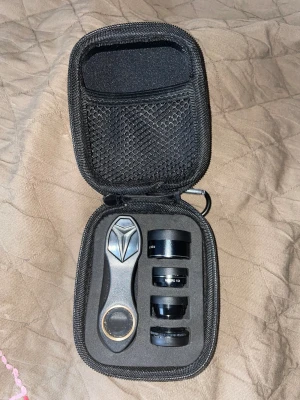 Clip-on mobilobjektiv kit (4-i-1) - Komplett kit med 4 clip-on mobilobjektiv: telephoto 2x, makro 15x, CPL och vidvinkel. Passar de flesta smartphones. Levereras i praktiskt fodral. Objektiven och klämman är i mycket fint skick, utan synligt slitage.