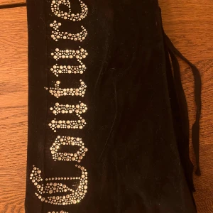 Juicy Couture set, svart  - Säljer ett superfint mjukisset i från Juicy Couture med tydlig Juicy Couture-logga i strass. Nästintill nyskick. Har dem i både brunt och svart 
